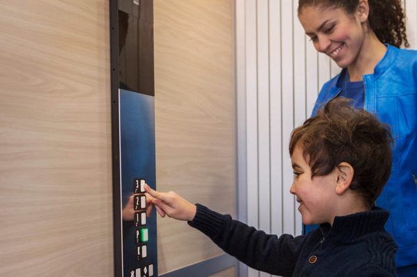 Những điều nên làm khi sử dụng thang máy